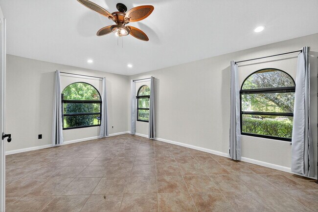 Building Photo - 1180 SW Mirror Lake Cove