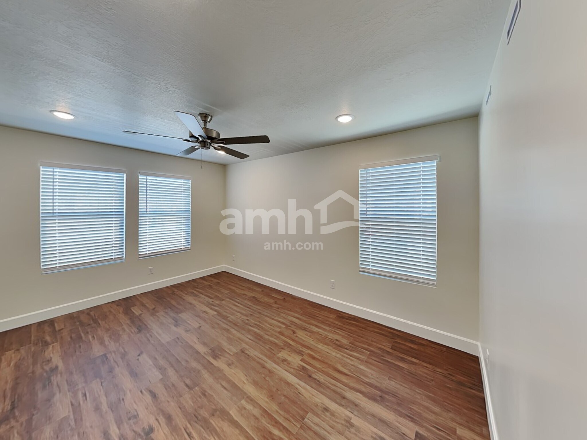 Building Photo - 11047 S Blue Byu Dr