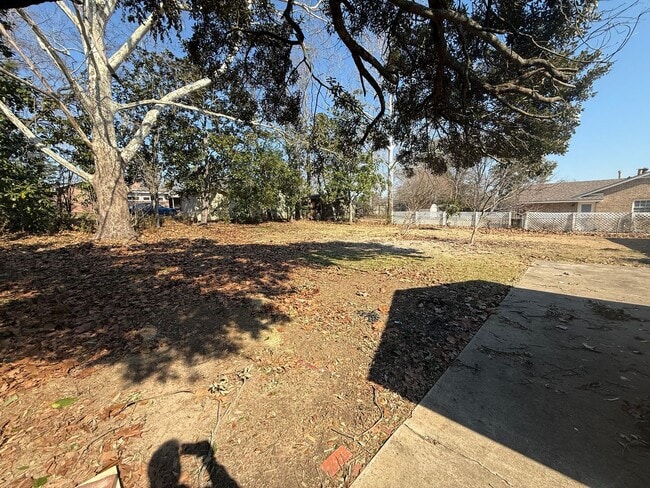 Building Photo - ** 3 bed 2 bath located in RidgeField ** Call 334-366-9198 to schedule a self showing