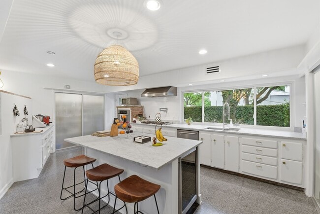 Building Photo - 4603 Ivanhoe St