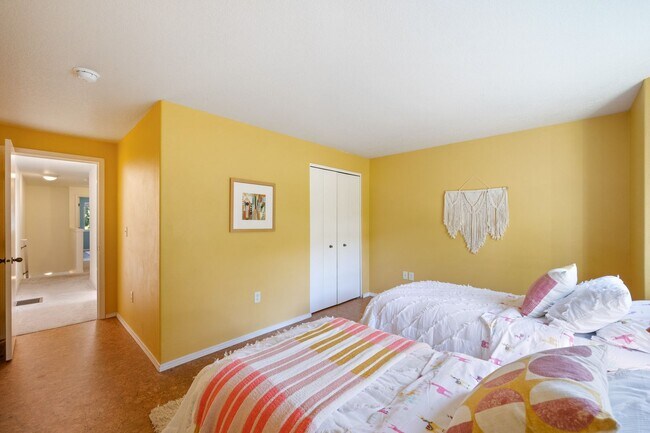 Building Photo - Cathedral Park Townhouse with BRAND-NEW Central A/C & Heat – 3 Bed, 2.5 Bath!