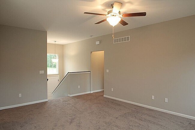 Building Photo - Mackinaw Village - 4 BDRM Home