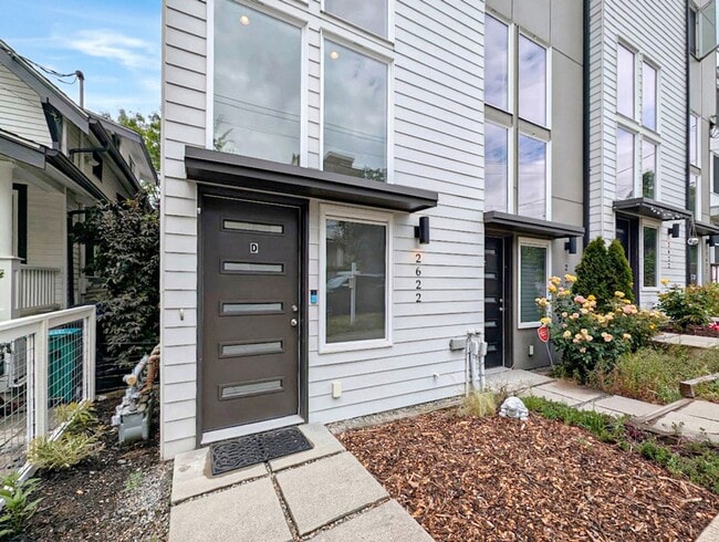 Building Photo - Stunning Two-Bedroom Townhome with Rooftop...