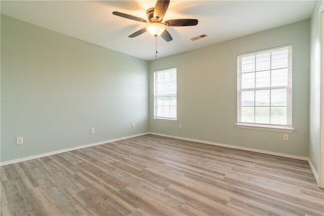 Building Photo - 992 Josie Kate Ln