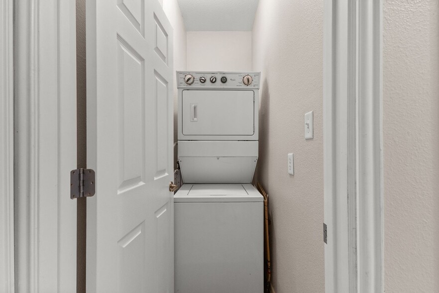 Building Photo - 3 Bed Available at Waterwood Townhome Complex!