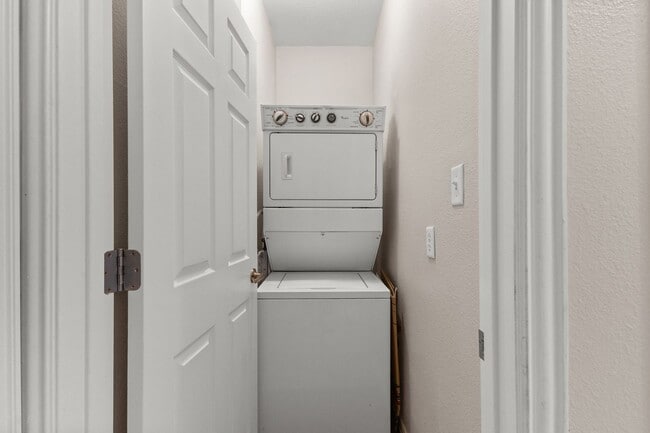 Building Photo - 3 Bed Available at Waterwood Townhome Complex!