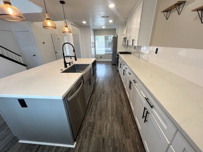 Building Photo - 4 bedroom, 2.5 bathroom home in a gated Riverside community!