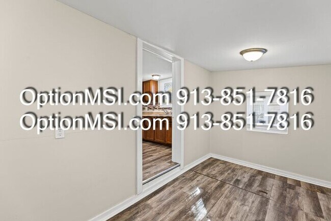 Building Photo - Move-in Ready!