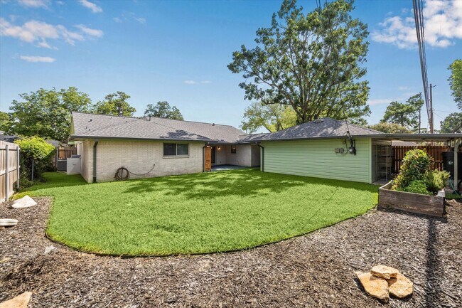 Building Photo - 1114 Chantilly Ln