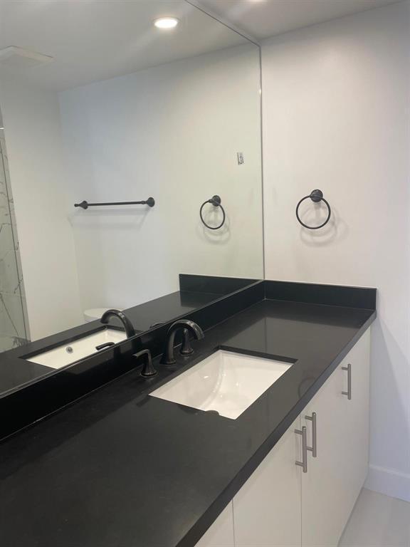 Building Photo - 3800 Galt Ocean Dr