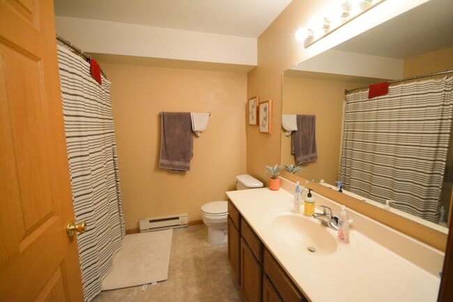 Building Photo - Beautiful 1 Bedroom in Fantastic NE Rochester Location!