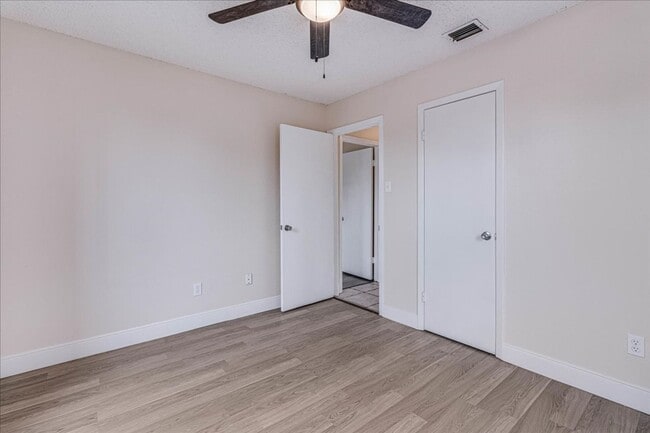Building Photo - 985 Crossbill St