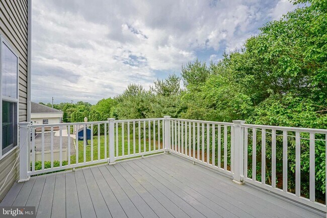 Building Photo - 1048 Regency Pl