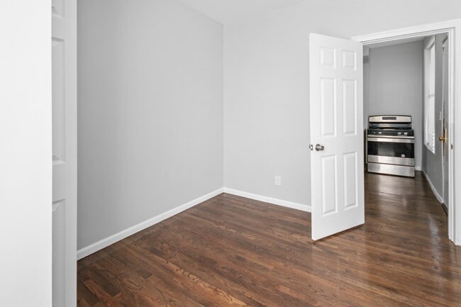 Building Photo - Spacious 3-Bedroom | 1-Bath | Shared Laund...