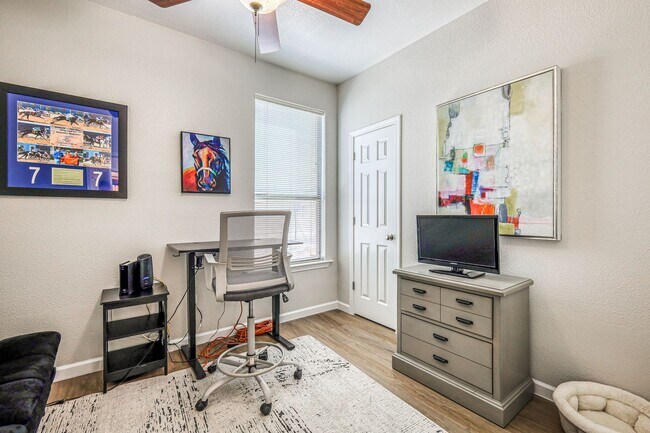 Building Photo - Beautiful Westside home FURNISHED with 4 b...