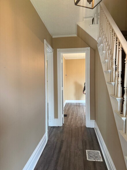 Building Photo - 415 S 13th St