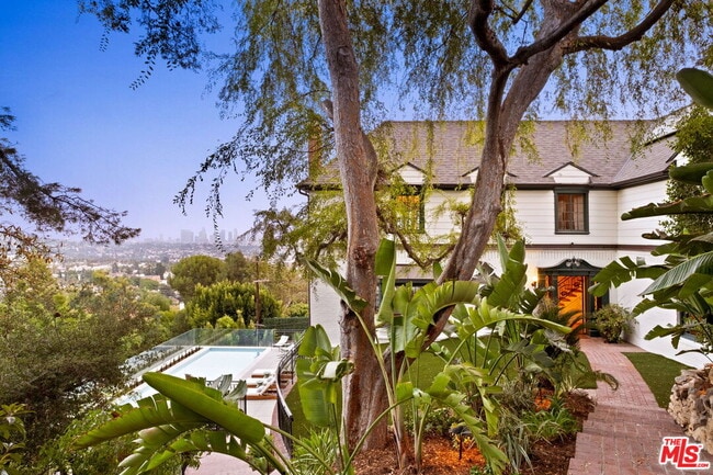 Building Photo - 4818 Bonvue Ave