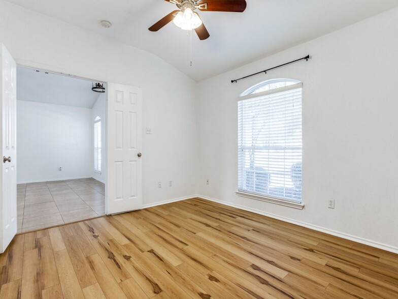 Building Photo - 3101 Clinton Pl
