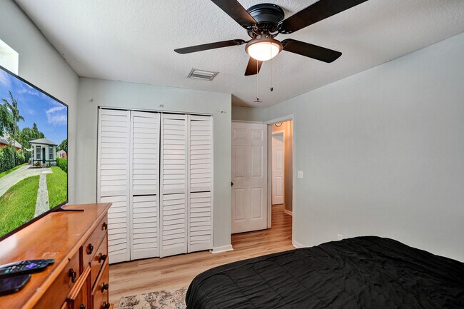 Building Photo - 1095 Miami Blvd