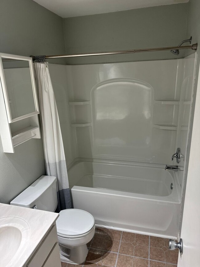 Building Photo - 2-Bedroom, 2-Bathroom End Unit Condo with ...