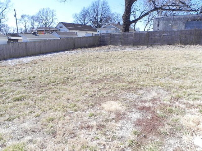 Building Photo - 2304 Englewood Ct