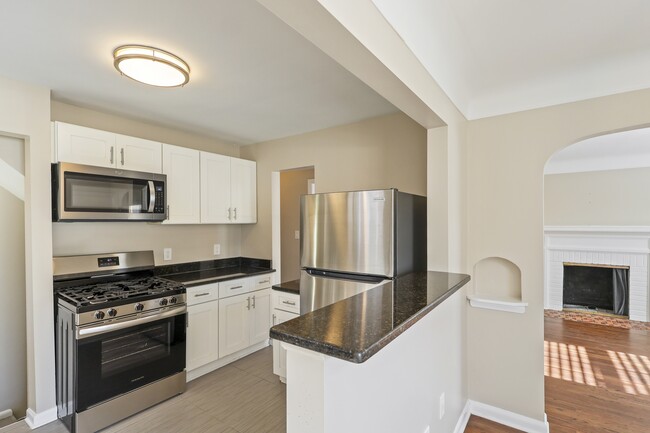 Building Photo - 1792 Roslyn Rd