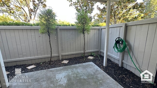 Building Photo - Updated Downtown Sonoma Condo!