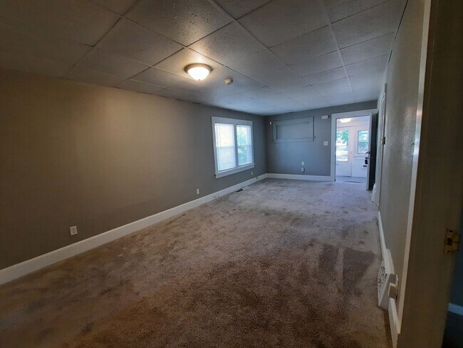 Building Photo - 3 Bedroom Home with a Fenced Yard and BEAU...