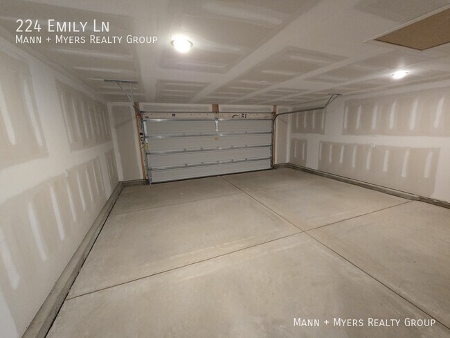 Building Photo - 224 Emily Ln