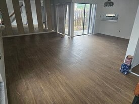 Building Photo - 640 SE 12th Ct