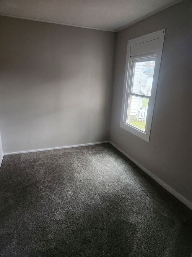 Building Photo - Great 4 bdrm Family Home!!! New carpet & paint!!