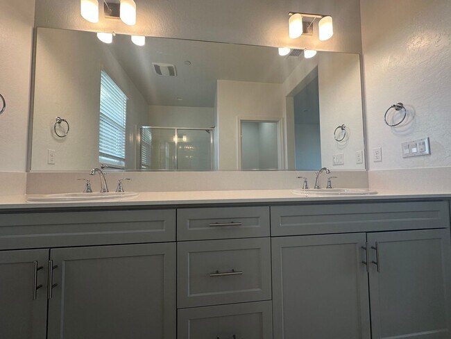 Building Photo - Newly built Woodside home located in Huckl...