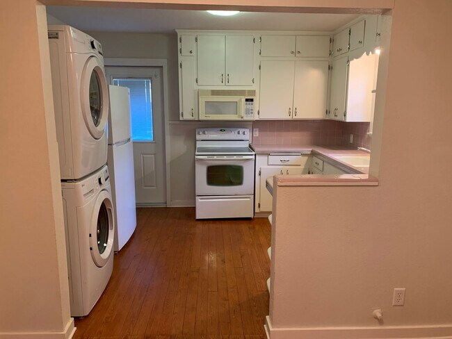 Building Photo - Craftsman Style House Walking Distance to ...