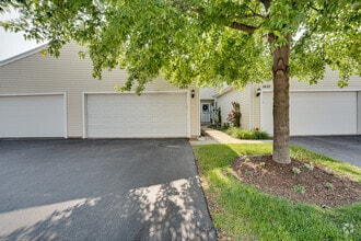 Building Photo - 1633 Hilton Head Dr