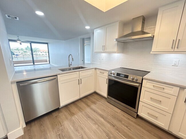 Building Photo - Beautifully Remodeled 2/2 Waterfront Unit in Gated Community!