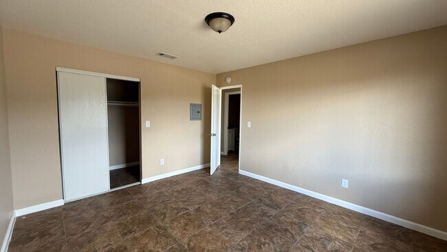 Building Photo - Two Bedroom One Bathroom Apartment in San Bernardino!