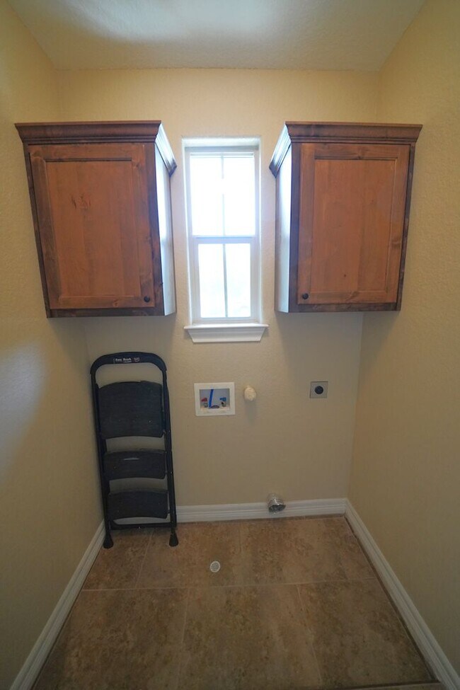 Building Photo - Beautiful Selma Living. Realtor Commission: $500