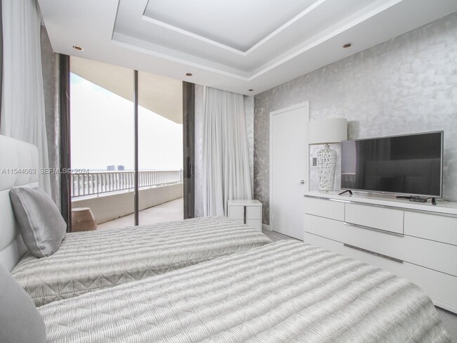 Building Photo - 2000 Island Blvd