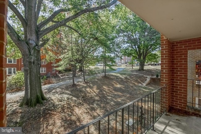 Building Photo - 1809 N Uhle St