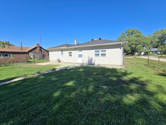 Building Photo - 5423 Stone Ave