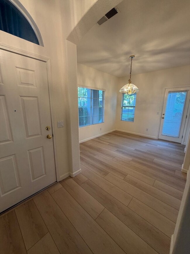 Building Photo - 549 Cascade Dr