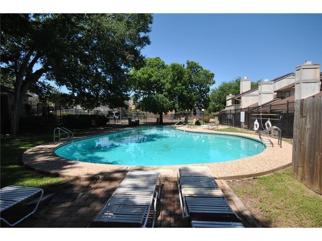 Building Photo - 1703 Timberwood Dr