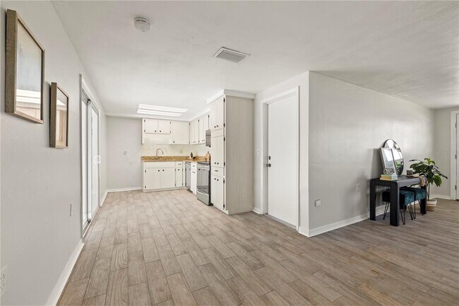 Building Photo - 5041 Bay Blvd