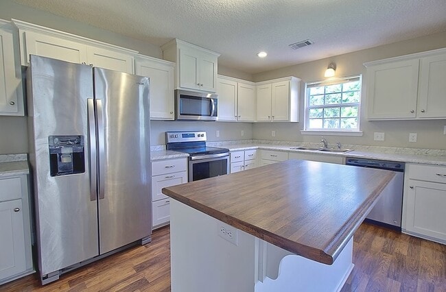 Building Photo - 771 Live Oak Church Rd