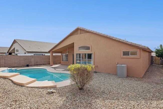 Building Photo - Very nice single level home with 4 bedrooms and 2 baths!