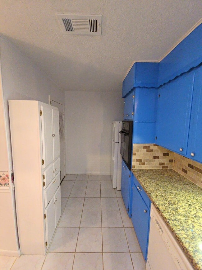 Building Photo - 1206 Crescent Blvd