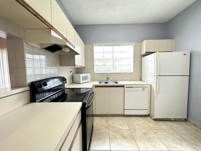 Building Photo - 640 Cypress Club Way