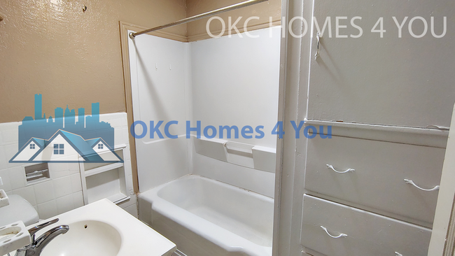 Building Photo - Be Home for the Holidays!! 3 Bedroom, 1 Block South of UCO - Save $625.00 off first full months r...