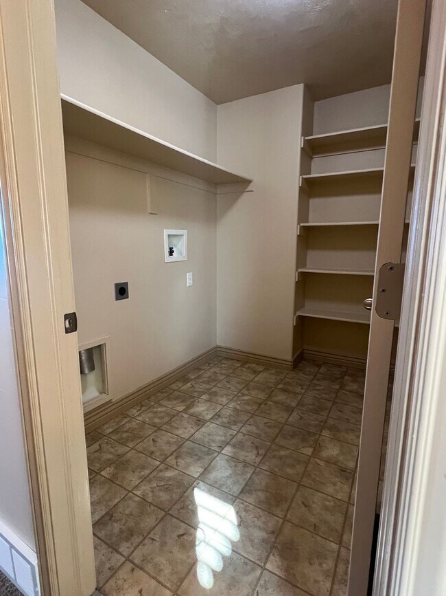 Building Photo - 4-Bedroom Herriman Townhome w/2-car Garage