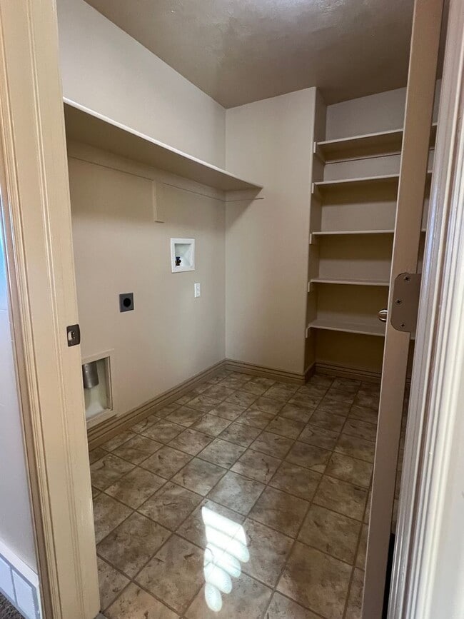 Building Photo - PRICE REDUCED:  LG 4-BED TOWNHOUSE NOW $1,995